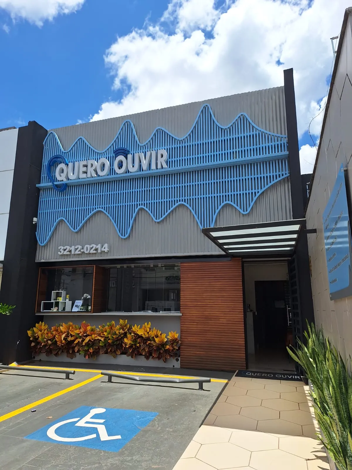 Fachada da Quero Ouvir em Goiânia, com as ondas sonoras azuis sobre o letreiro